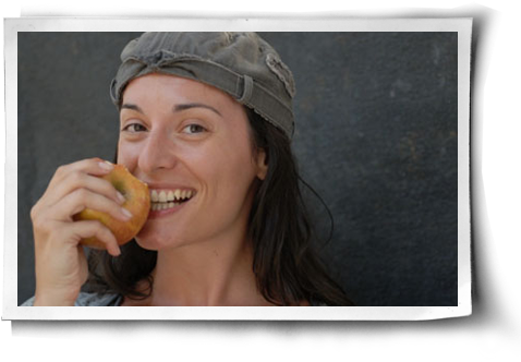 Happy Woman Eating Apple - Girl (500x344), Png Download