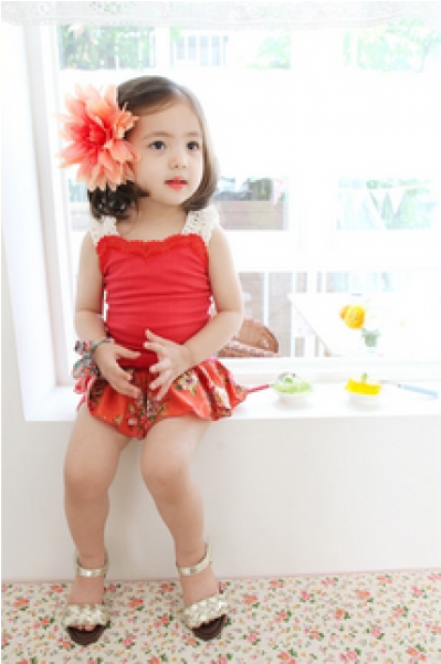 Korean Girl Fitting Sleeveless Top With Skirt Pant - Girl (600x600), Png Download