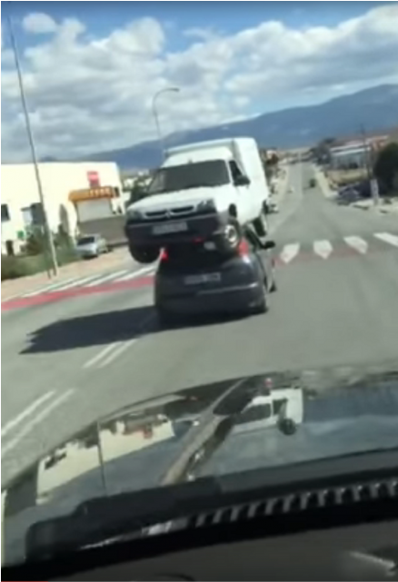 Un Auto Transporta Una Camioneta En El Techo - Car (1140x640), Png Download