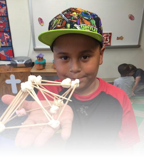Boy Holding Marshmallow Model In Hand - Child (500x548), Png Download