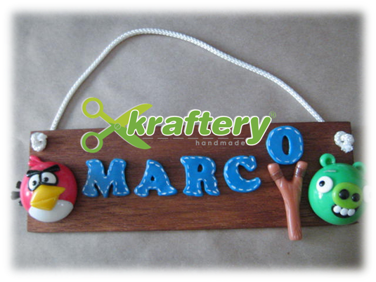 Cartel De Madera Decorado Con Figuras De Porcelana - Cartoon (535x402), Png Download