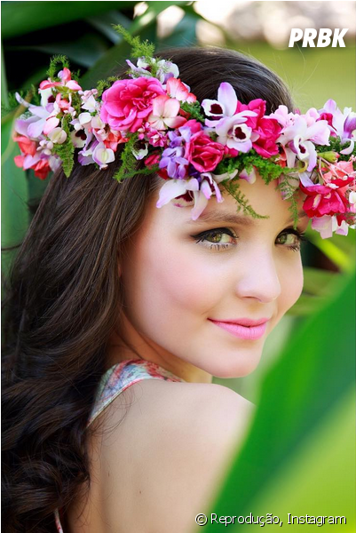 Larissa Manoela Aparece Com Coroa De Flores Em Photoshoot - Larissa Manoela Com Flores Na Cabeça (950x599), Png Download
