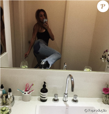 Sabrina Sato Aderiu À Moda E Posou Para Selfie No Espelho - Espelho Para Pia De Banheiro (950x486), Png Download