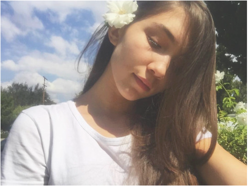 Rowan Blanchard With Flowers (502x377), Png Download