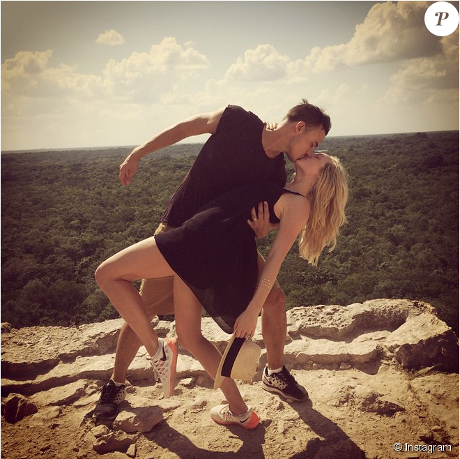 Candice Accola Et Joe King Du Groupe The Fray Réalisant - Fille De Candice Accola (950x657), Png Download