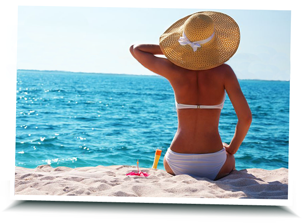 Self Confident Attractive Women In A Bikini With A - Sunscreen (665x450), Png Download