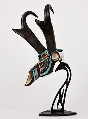 Red Desert Pronghorn Beaded Animal Skull With Metal - Figurine (700x400), Png Download