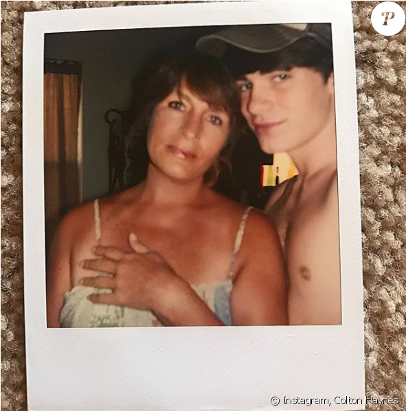 Colton Haynes Et Sa Mère Dana - Colton Haynes (950x597), Png Download