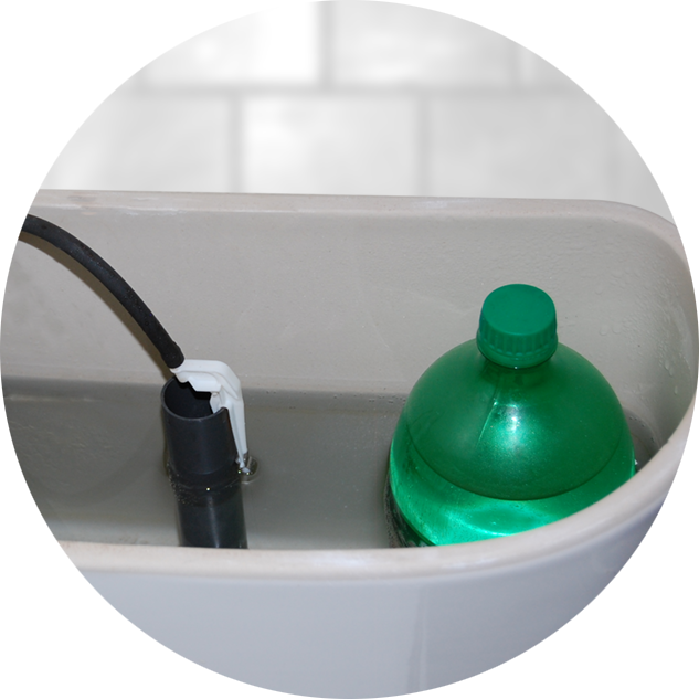 2 Llena Una Botella De Medio Galón Con Agua Y Colocarla - Toilet Hack (633x633), Png Download