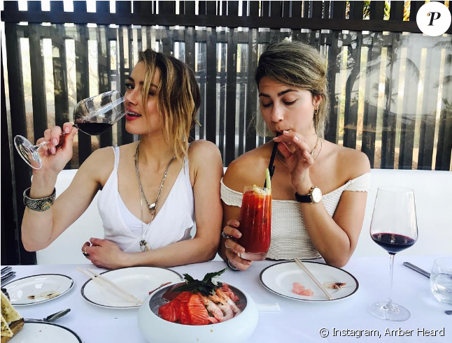 Amber Heard En Vacances À Bali Avec Sa Meilleure Amie - Amber Heard (950x490), Png Download