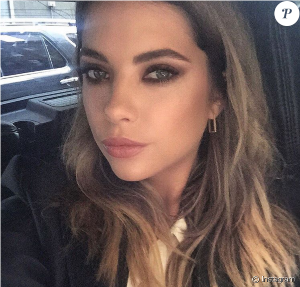 Ashley Benson - Femme Qui Pleure Selfie (950x572), Png Download