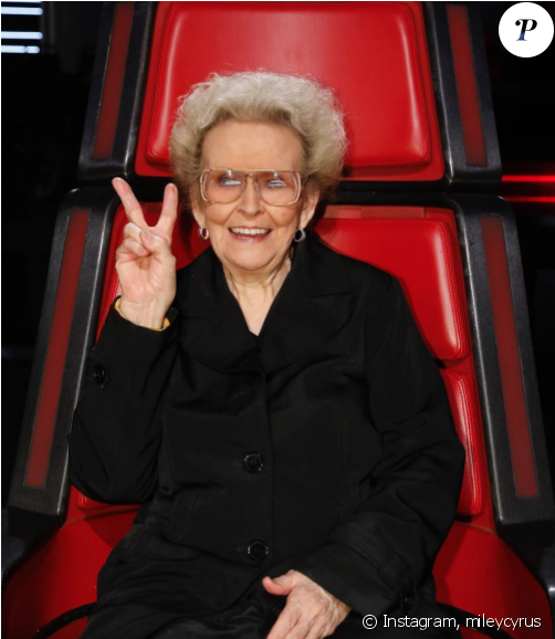 La Mère Et La Grand Mère De Miley Cyrus Sont Venues (950x577), Png Download