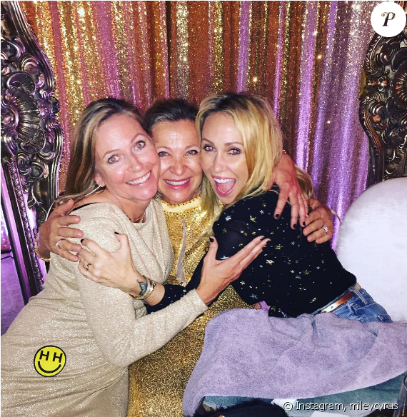 Miley Cyrus Fête Le Réveillon Avec Sa Belle-famille (950x583), Png Download