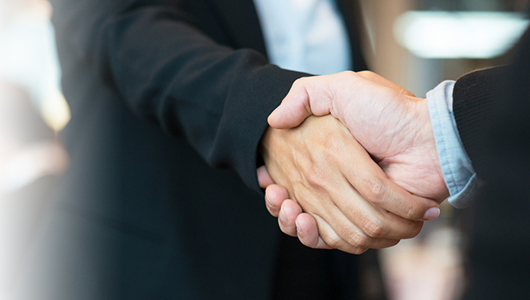 Business Men In Suits Shaking Hands - Business (530x300), Png Download