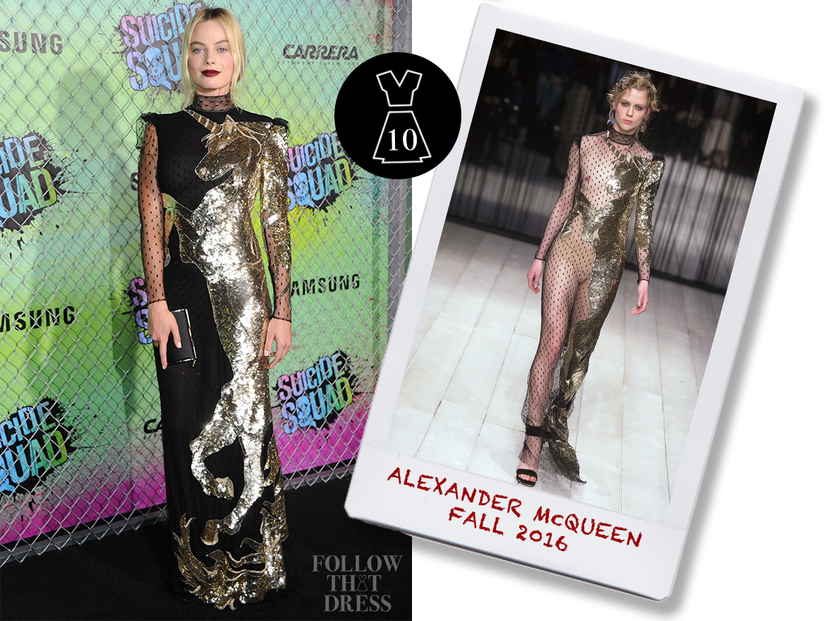Margot Robbie In Alexander Mcqueen Fall - Alexander Mcqueen Femme Sandales En Velours Avec Détail (1168x880), Png Download