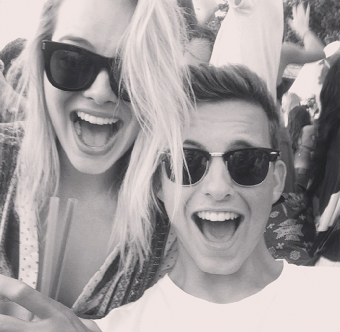 Margot Robbie Dinner With Pals (1601x674), Png Download