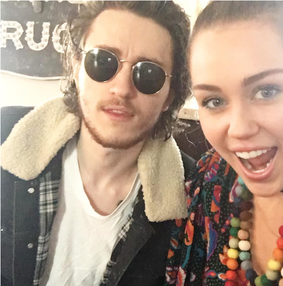 Miley Cyrus En Famille - Raphaël Hamburger Cécile Cassel (1200x630), Png Download