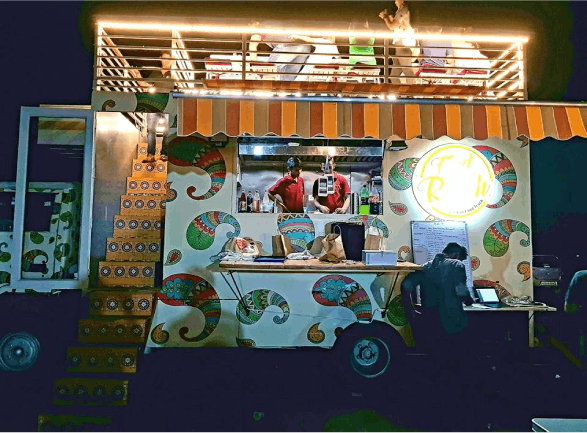 You Can Enjoy A Fancy Rooftop Meal At This Food Truck - House (587x433), Png Download