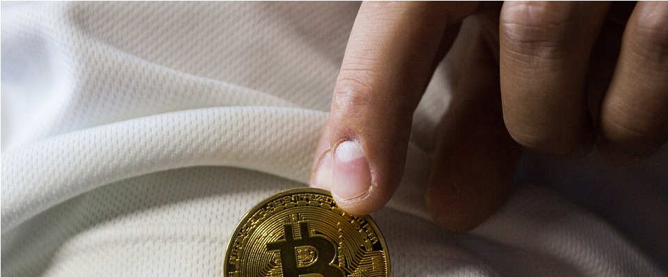 Money Guru - Criptomonedas En Mano (960x640), Png Download