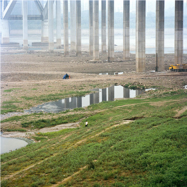 A Man Walks Along The Seasonally Dry Riverbed Of The - Grass (940x627), Png Download