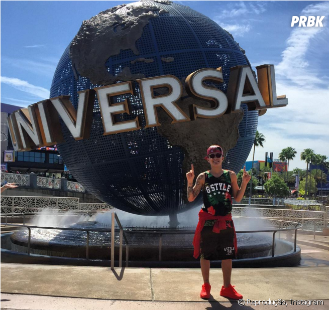 Mc Gui Conheceu O Famoso Parque Da Universal Studios, - Famosos No Parque Da Universal (950x617), Png Download