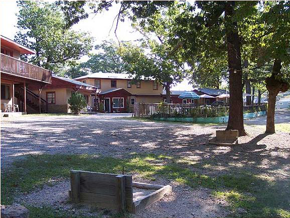Exterior View Of Driftwood Resort - Tree (800x520), Png Download