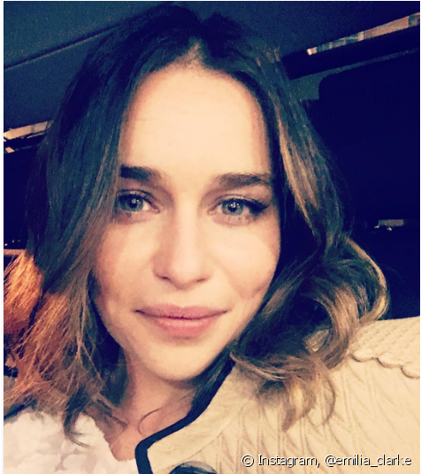 Cabelos Finos Que Desejam Copiar A Finalização Ondulada - Emilia Clarke 2016 Selfies (790x569), Png Download