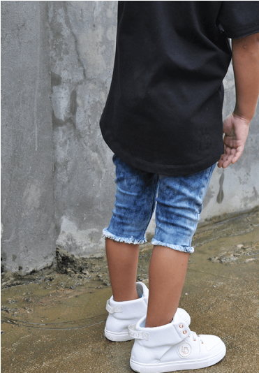 La Banj White Joplin Kids Sneakers, Black Tshirt & - Walking Shoe (800x533), Png Download