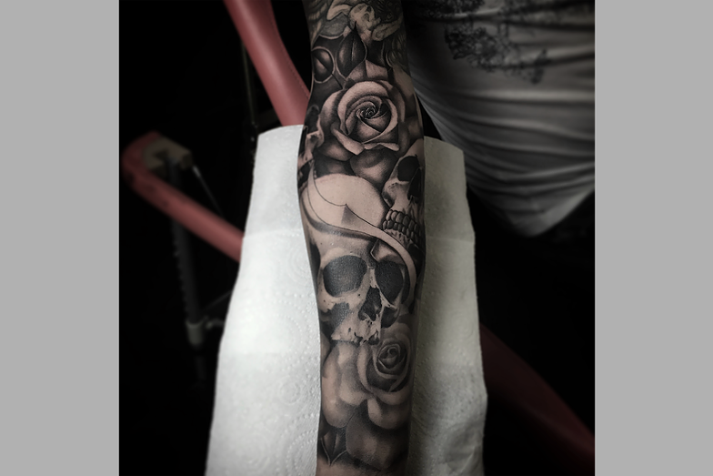 Rose Sleeve Tattoo - Skull And Rose Sleeve Tattoos (784x523), Png Download