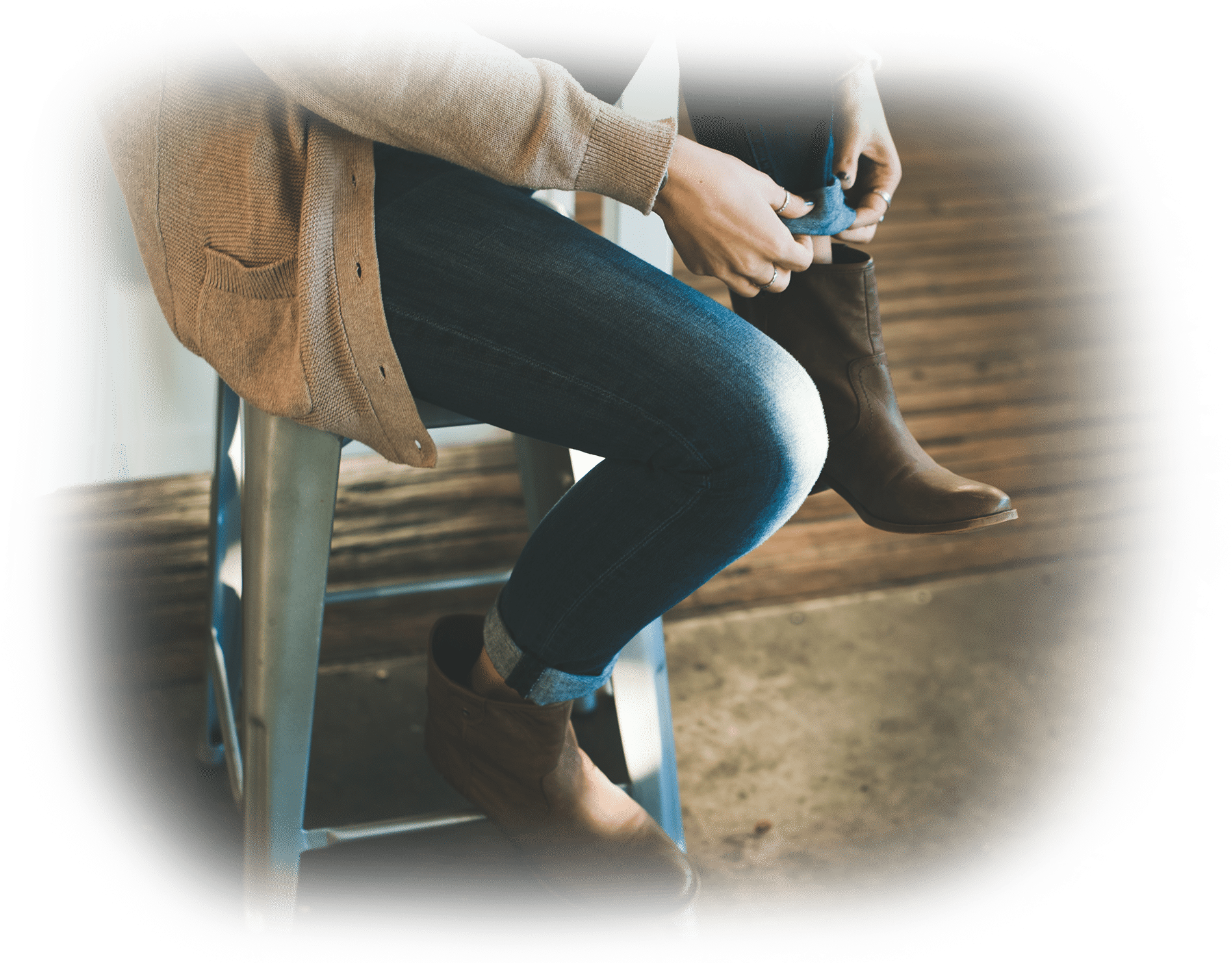 Reporting - Chicas Con Botines Sentadas (1800x1407), Png Download