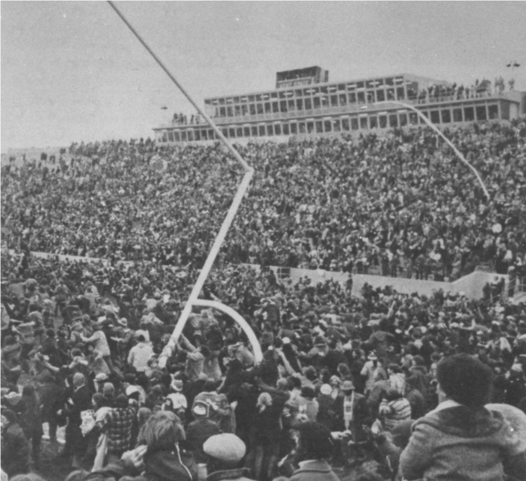 Old Football Four - Crowd (1441x958), Png Download