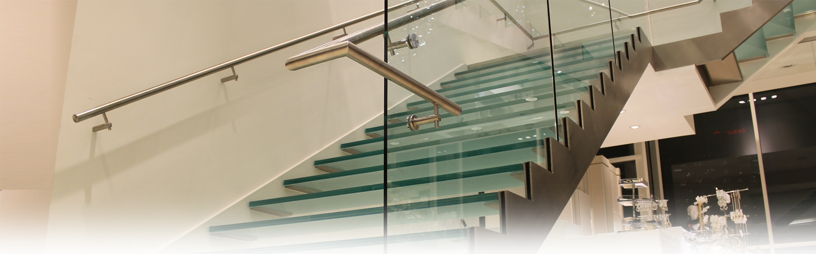 Why Glass Railings Are So Effective - Stairs (1599x498), Png Download