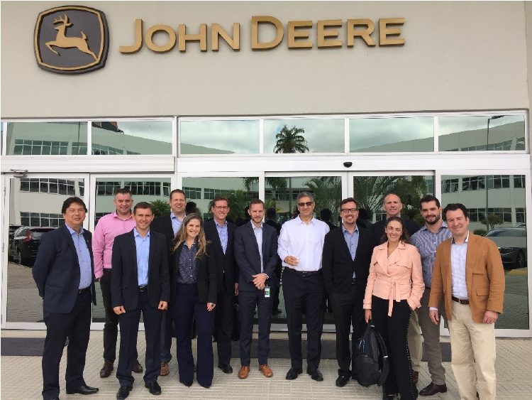 Bridgestone Global Agriculture Team At John Deere Brazil - Car Dealership (1000x562), Png Download