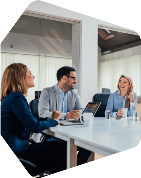 Three People Around The Table - Conference Room Table (585x611), Png Download