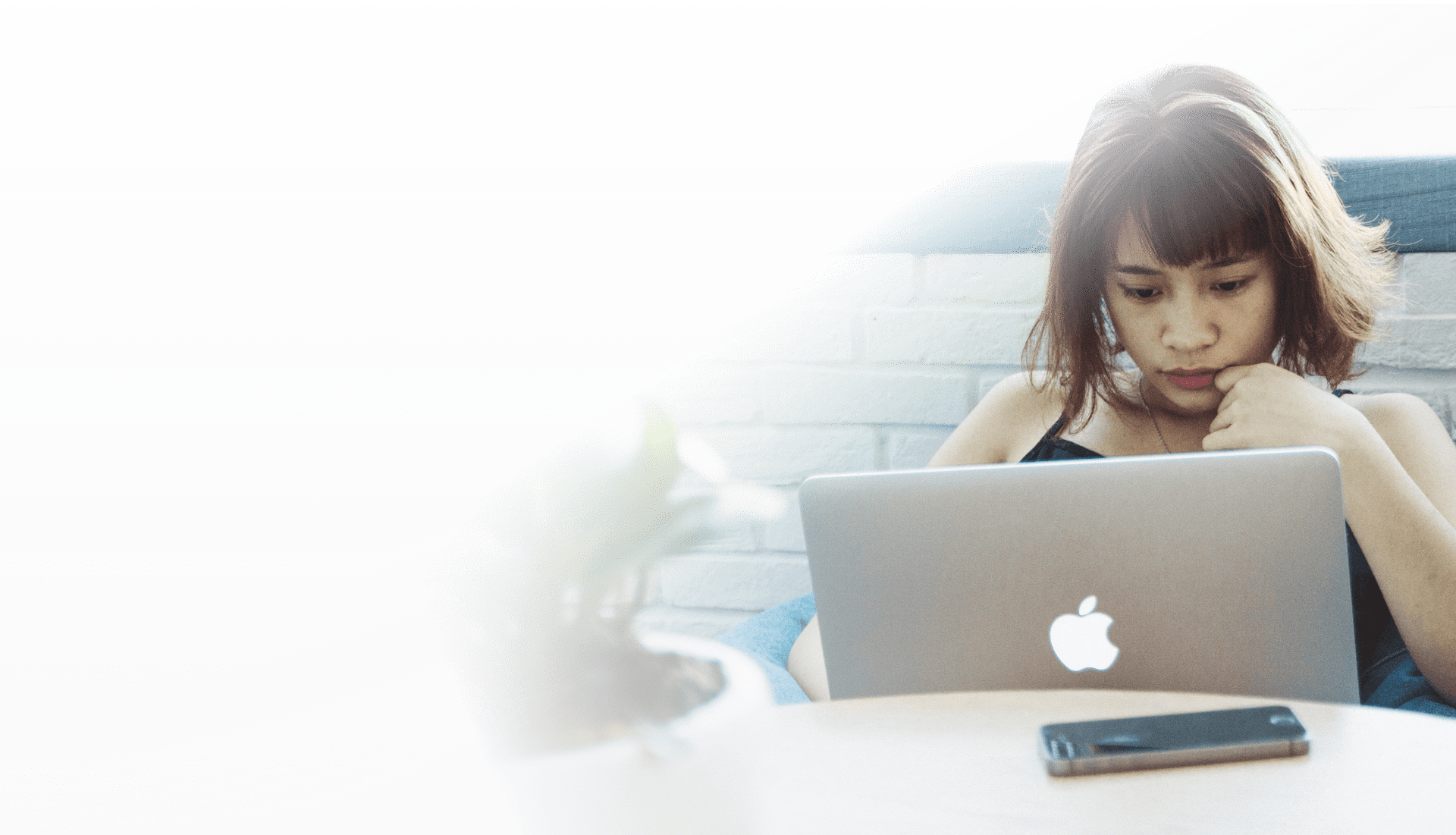 View Live Site - Fille Qui Regarde Une Serie (1920x1101), Png Download