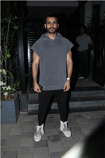 Karan Tacker - Walking (750x530), Png Download